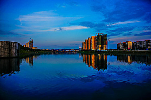 建筑群,高楼,河,灯,夜景,倒影,蓝天,白云