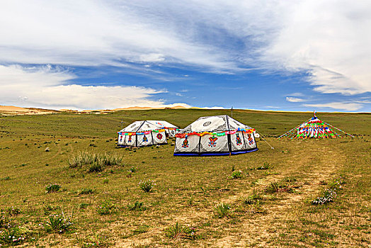 青海湖边的蒙古包