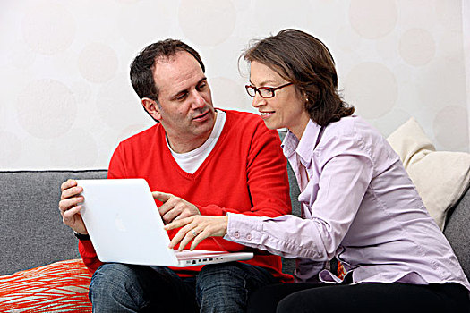 伴侣,男人,女人,45岁,老,上网,笔记本电脑,在家