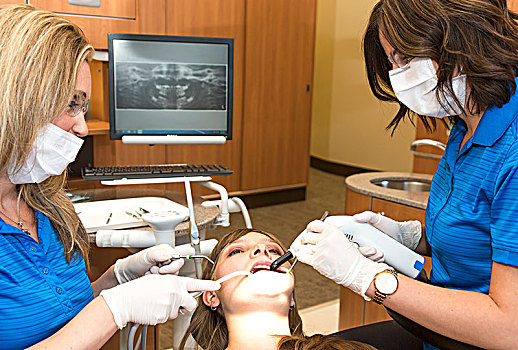 两个,牙医助手,表演,牙齿,程序,女病人,埃德蒙顿,艾伯塔省,加拿大