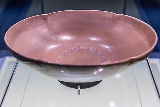 上海博物馆的唐代越窑青釉海棠式碗