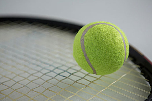 特写,荧光,网球,球拍,白色背景