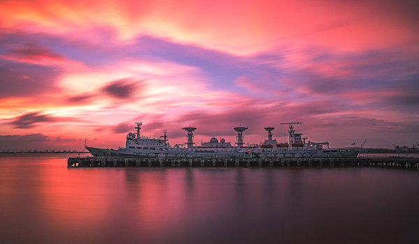 停泊在江阴港口的远望2号测量船
