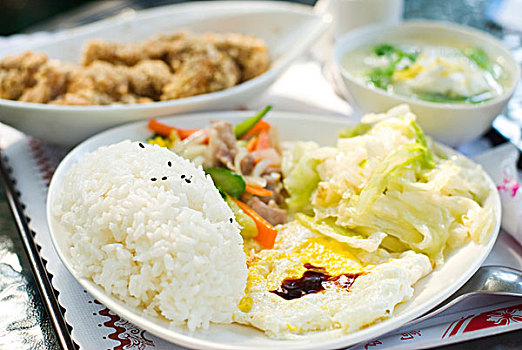 中餐,米饭,蛋,卷心菜,炸鸡,汤,桌子