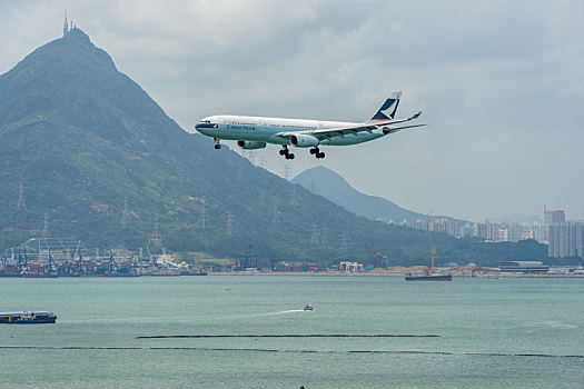 一架香港国泰航空的客机正降落在香港国际机场