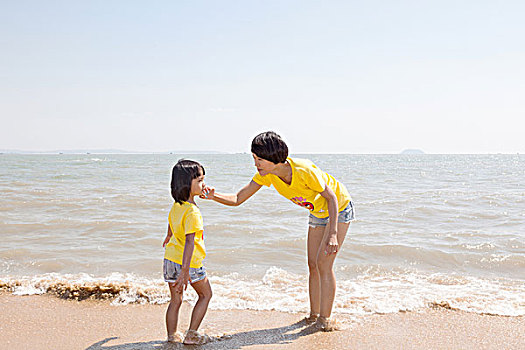 妈妈和孩子在海边玩耍嬉戏