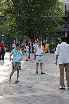 北京什刹海附近的居民休闲生活