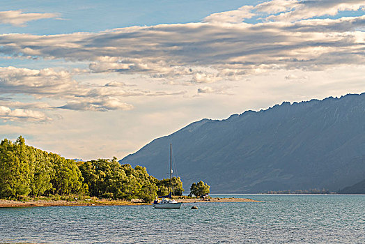 船,瓦卡蒂普湖,山,背景,皇后镇,湖区,奥塔哥地区,南岛,新西兰