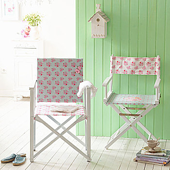 两个,白色,椅子,新,花,正面,绿色,木墙