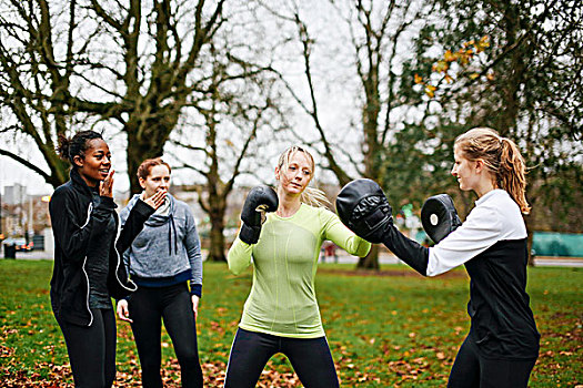 女性,拳击手,击打,相互,公园