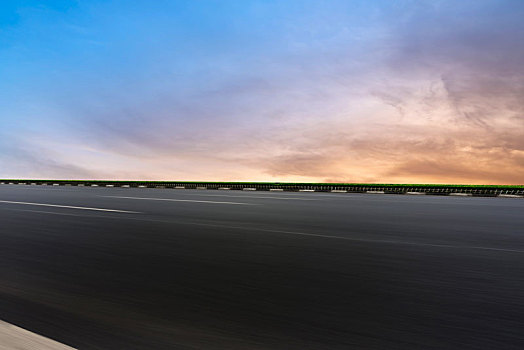 道路沥青路面和天空云彩景观