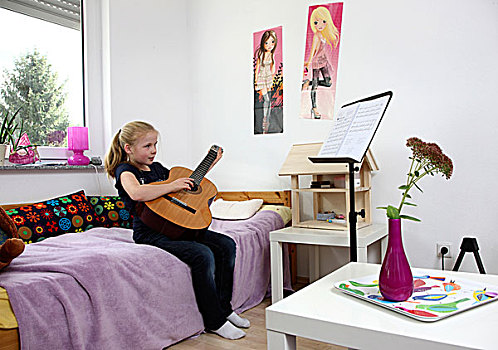女孩,10岁,实践,演奏,吉他,房间