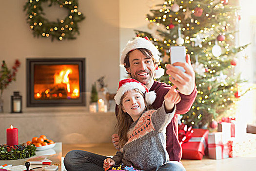 父亲,女儿,圣诞帽,拍照手机,圣诞节,客厅