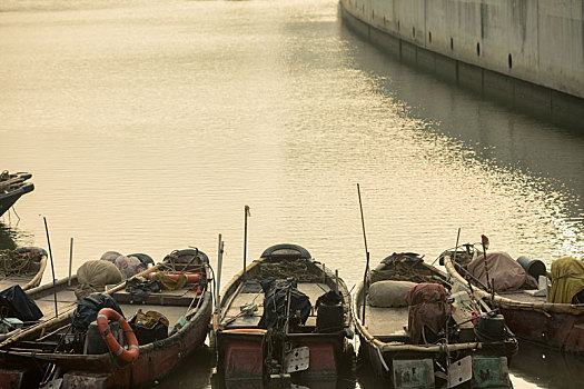 广东省珠海市海边黄昏中的渔船