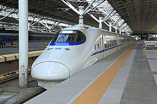 高铁高速行驶中的动车,高铁高铁,动车,车头和谐号动车组动车站内特写