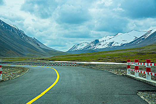 雪山草原公路