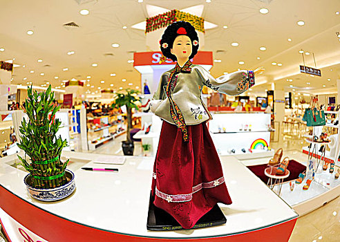 商场内穿着朝鲜妇女传统服装的玩偶