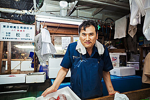 传统,鲜鱼,市场,东京,一个,男人,蓝色,围裙,站立,后面,台案,货摊