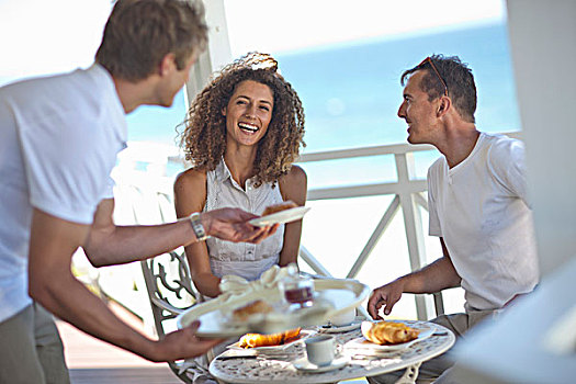 情侣,吃早餐,海滩,房子,露台