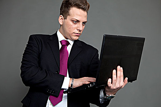 男青年,套装,领带,职业装,看,笔记本电脑