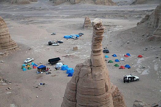 新疆哈密,无人区的露营者