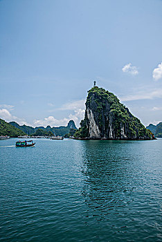 越南广宁鸿基市下龙湾海上眺望基托夫岛