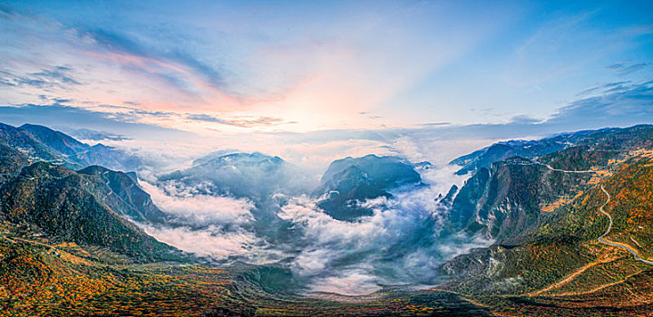 重庆巫山三峡云海红叶