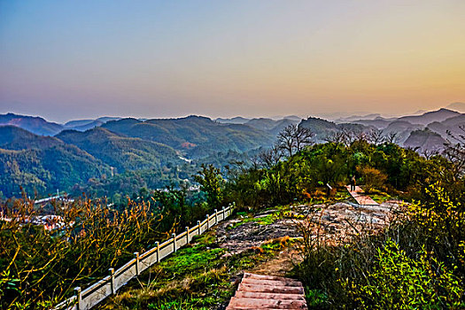 山,丹霞,蓝天,夕阳,落日,护栏,晚霞,耀眼,山脉,旅行,地质公园,丹霞地貌,灌木,树,草,水潭,素材,平面设计