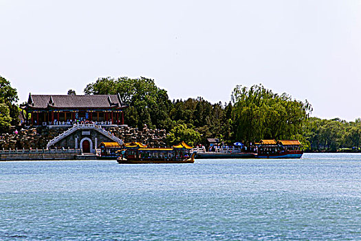 昆明湖涵虚堂码头和游船