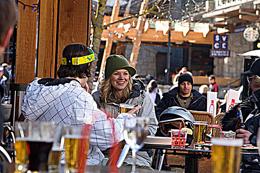 年轻人,享受,滑雪,喝,不列颠哥伦比亚省,加拿大