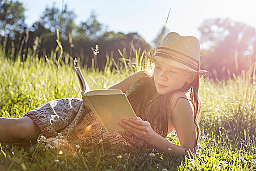 女孩,草帽,躺着,草,读,书本