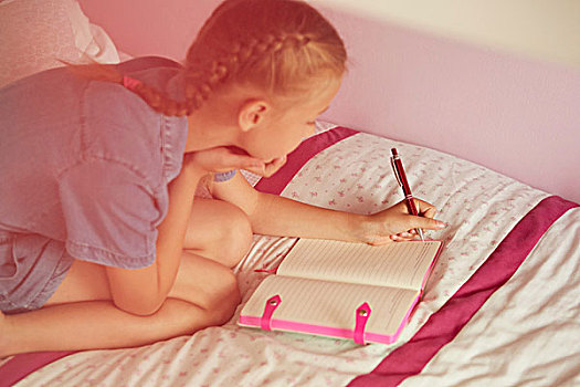 俯拍,女孩,跪着,床,文字,笔记本