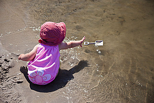 女孩,坐,湿,沙子,边缘,漂浮,铲,艾伯塔省,加拿大