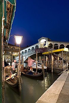 出租车站,小船,里亚尔托桥,威尼斯,意大利