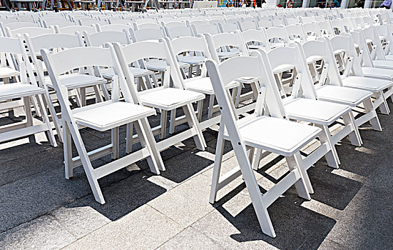 广场音乐会的白色椅子