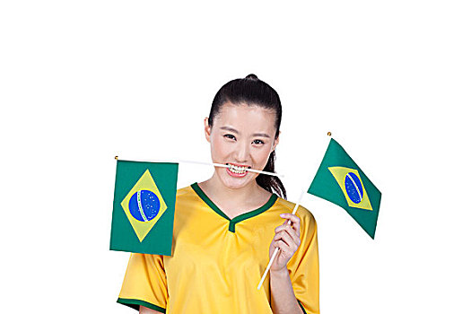 一个穿足球队服拿着国旗的女青年