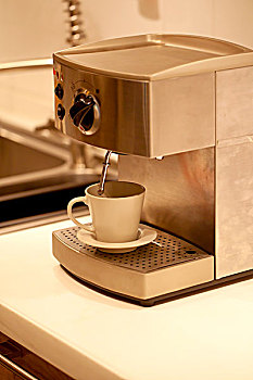 一台煮咖啡机和咖啡杯