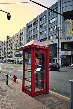 淮海路街头红色电话亭