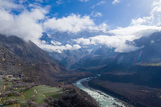 西藏南迦巴瓦峰和雅鲁藏布江大峡谷