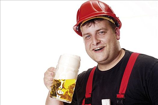 建筑工人,穿,红色,安全帽,拿着,大杯,啤酒
