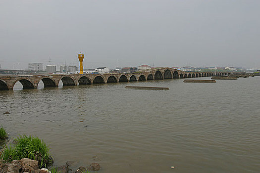 大运河,苏州东南7,5公里处的宝带桥,横卧于大运河和澹台湖之间的玳玳河上,有,苏州第一桥,之美称
