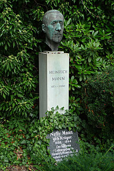 德国作家收亨利希·曼墓碑
