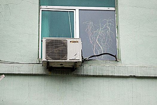 朝鲜街头拍摄的空调主机