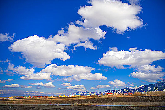 新疆,雪山,蓝天,白云,草地,民居