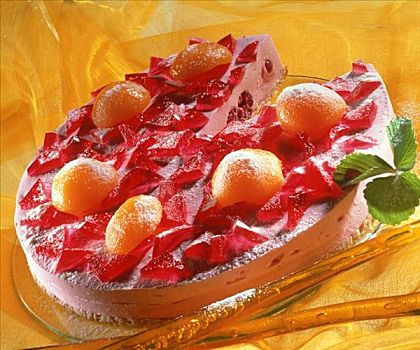 奶油蛋糕,胶冻,桃,玫瑰花瓣