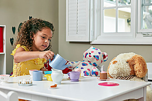 女孩,娱乐室,坐,桌子,茶,玩具,茶具,毛绒玩具