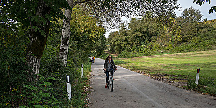 高兴,女人,骑自行车,乡间小路,托斯卡纳,意大利