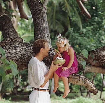 父亲,女儿,男人,孩子,女孩,喝,椰树,坐在树上,乐趣