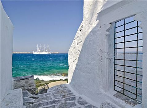 小路,白色,墙壁,门,帆船,蓝绿色海水,米克诺斯岛,基克拉迪群岛,希腊,欧洲