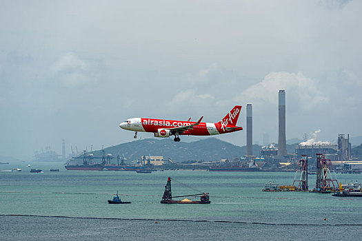 一架亚洲航空的客机正降落在香港国际机场